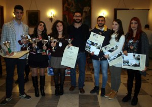 Gruppo di premiati: i sei studenti con Francesco Gungui